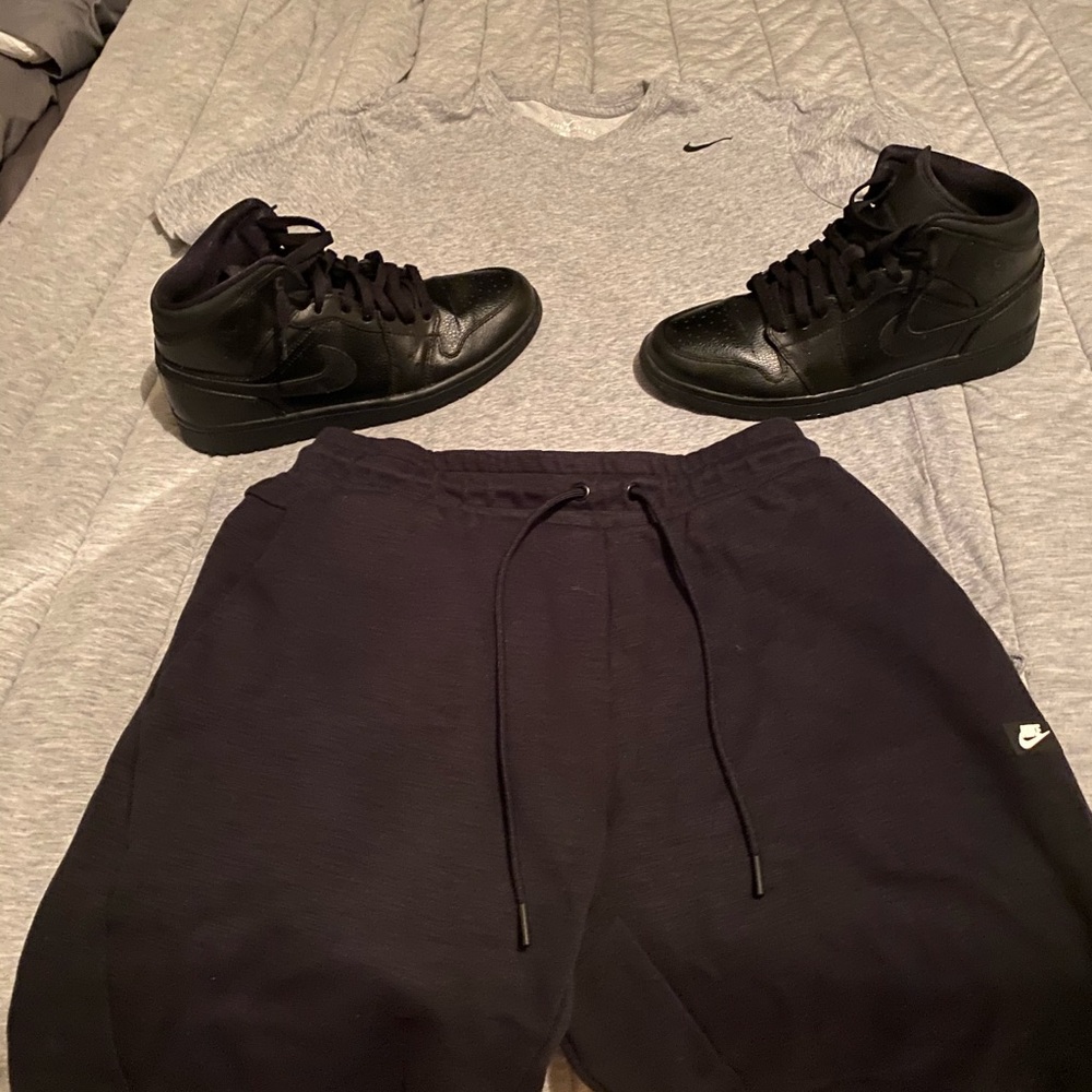 Black Jordan 1 retro mid bundle! Nike shorts/shirt